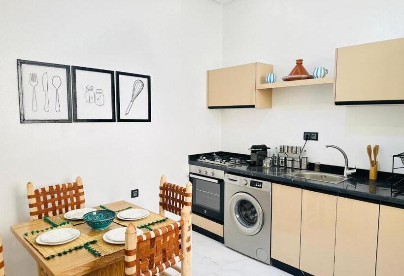 带城市景观带一个卧室的公寓, Salty Holiday Apartments