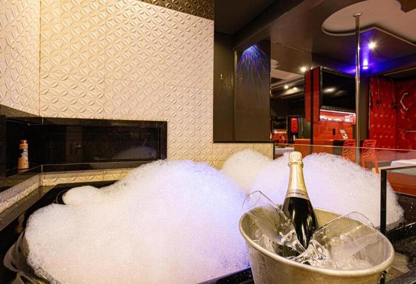 سوئیت با وان آب گرم, Euphoria Motel