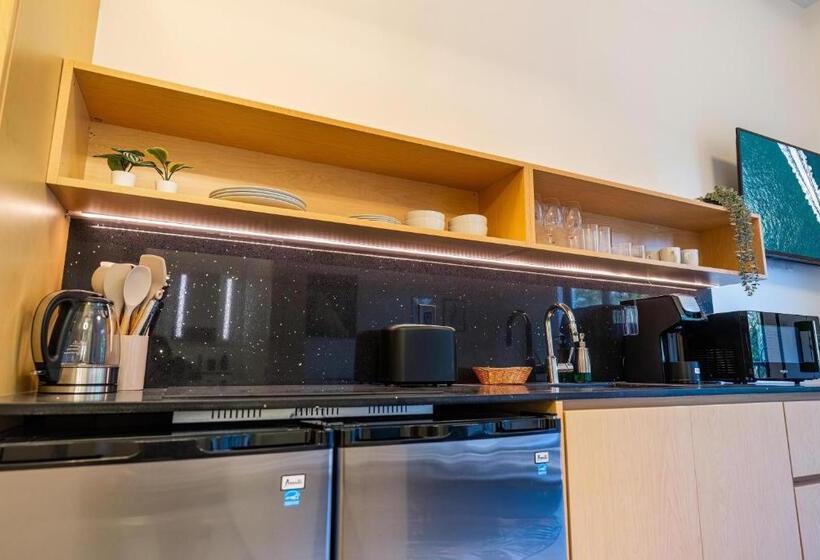 デラックススタジオ, Olive Apartments