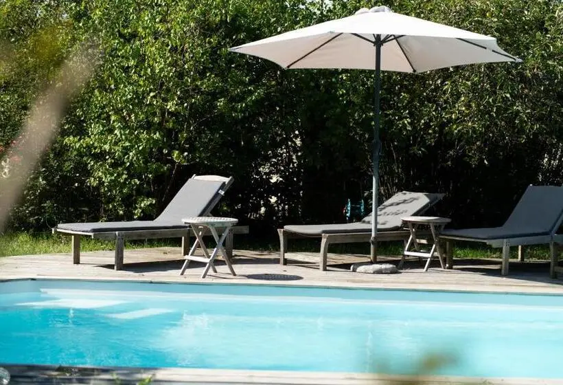 プールビュースタンダードルーム, La Jolie Longère Fleurie Roulotte Avec Piscine Et Grand Jardin