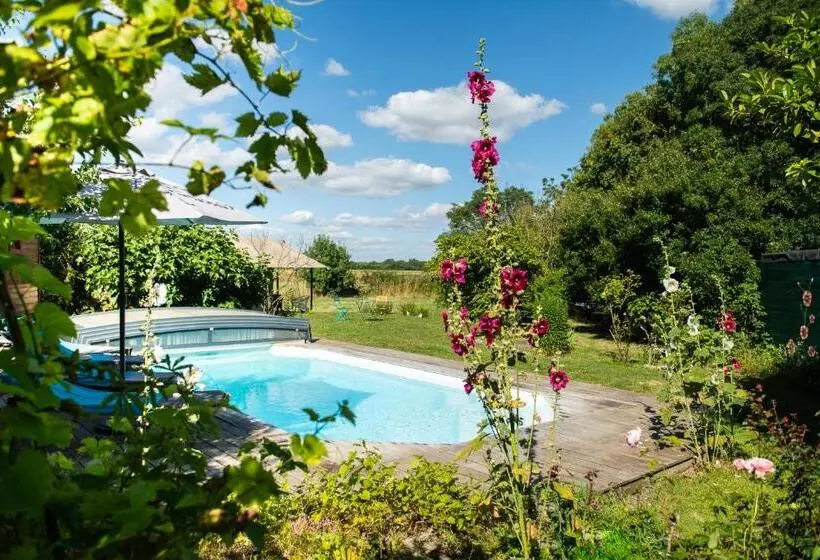 プールビュースタンダードルーム, La Jolie Longère Fleurie Roulotte Avec Piscine Et Grand Jardin