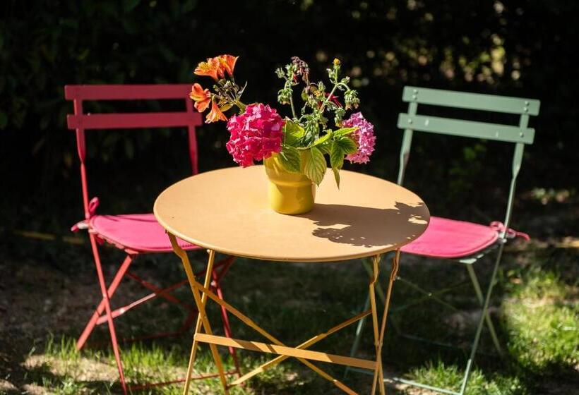 Номер Стандарт Вид на Бассейн, La Jolie Longère Fleurie Roulotte Avec Piscine Et Grand Jardin