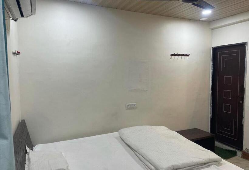 غرفة كلاسيكية ثلاثية, Oyo Maihar Hotel And Family Restaurant