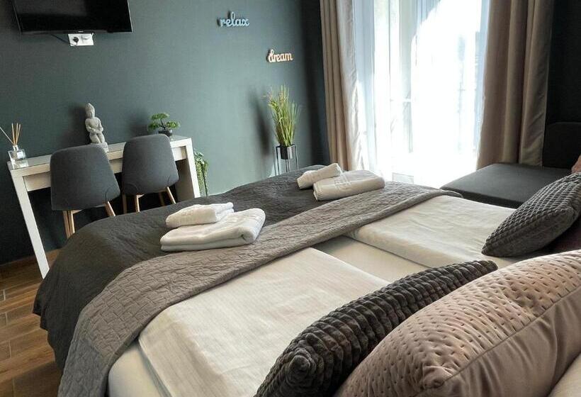 バルコニー付きスタンダードトリプルルーム, Vila Salzburg