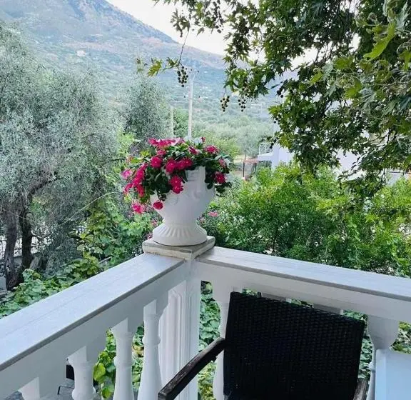 اتاق لوکس با بالکن, Villa Aristoteli