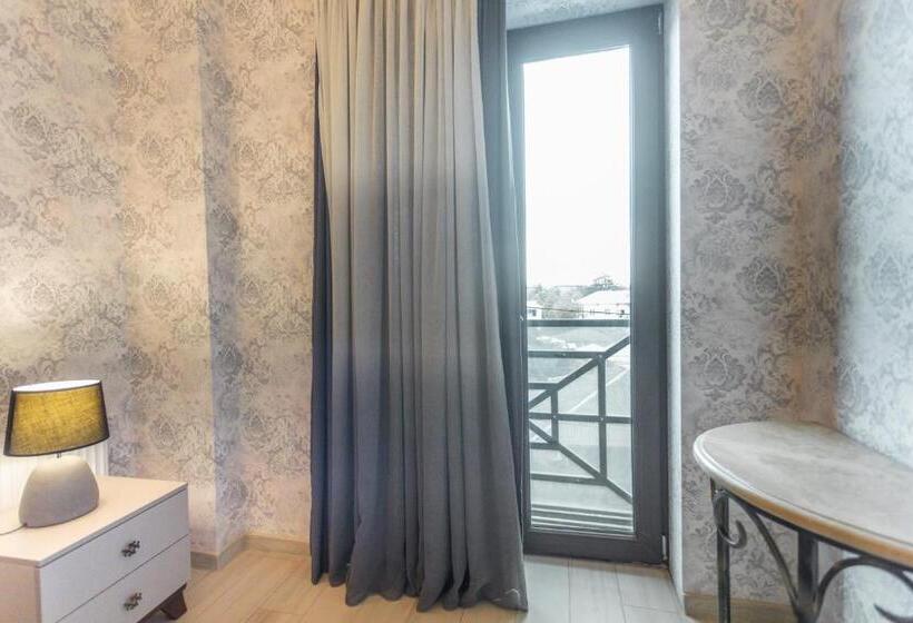 اتاق اکونومی, Stone