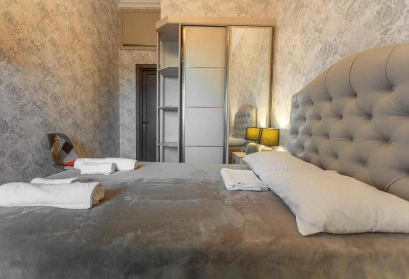 اتاق اکونومی, Stone