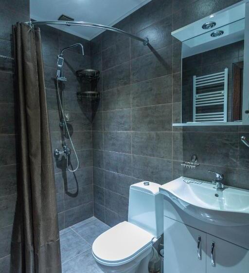 اتاق ساده سه نفره, Stone