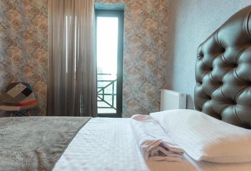 اتاق ساده سه نفره, Stone