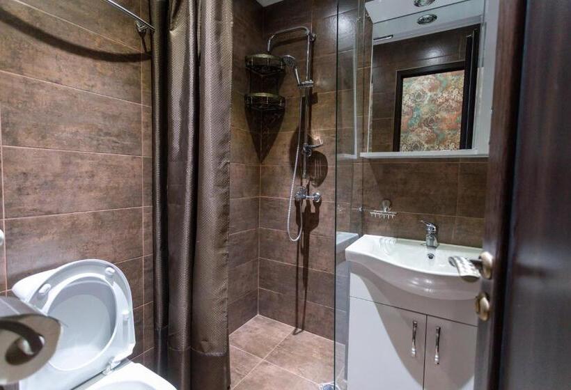 اتاق ساده سه نفره, Stone