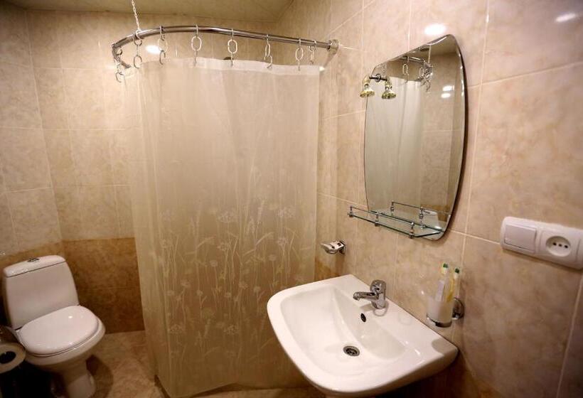 חדר סטנדרט לשלושה, Amrots