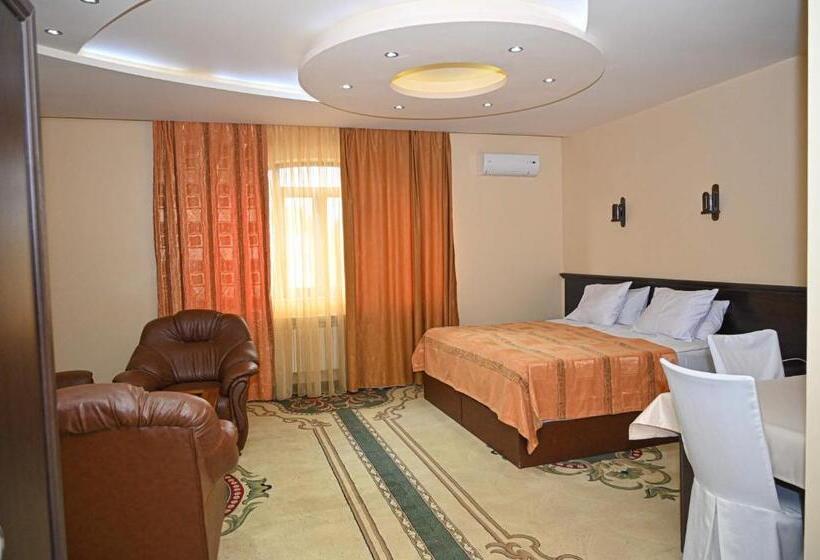 جناح جونيور, Mayisyan Kamurj