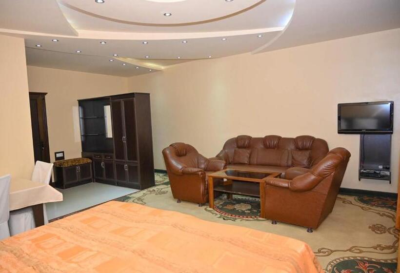 جناح جونيور, Mayisyan Kamurj