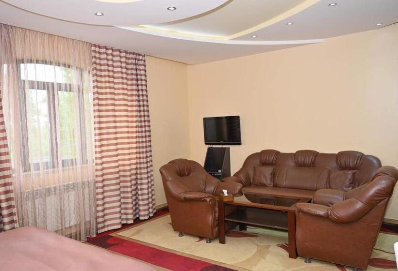 جناح جونيور, Mayisyan Kamurj