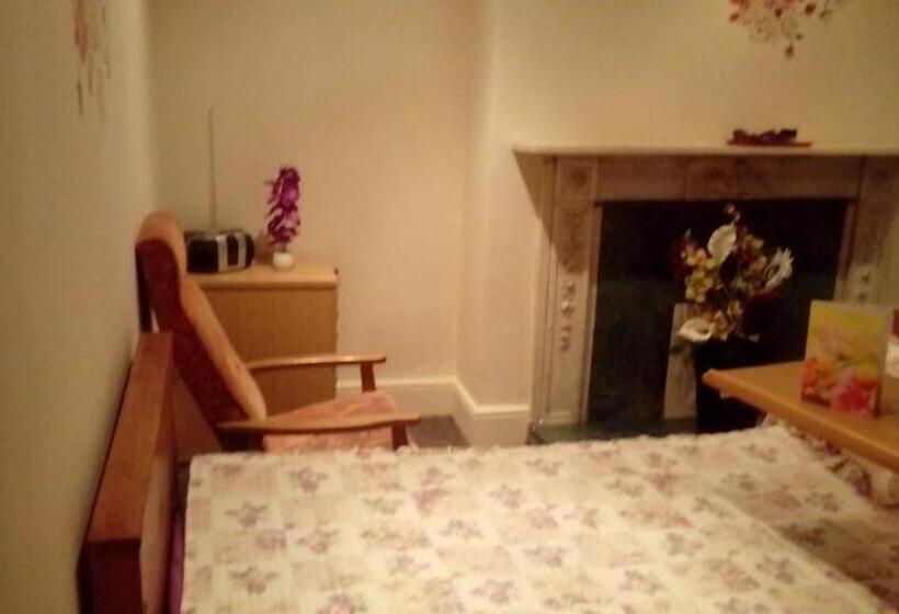 اتاق استاندارد یک تخته برای معلولان, Carer 4 You Residential Home