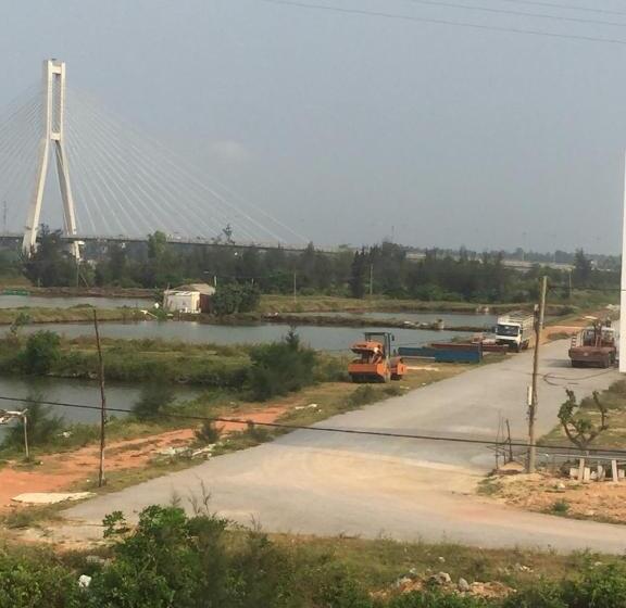 اتاق خانوادگی با چشم‌انداز دریا, Riverbank Motel