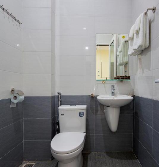 اتاق خانوادگی با چشم‌انداز دریا, Riverbank Motel