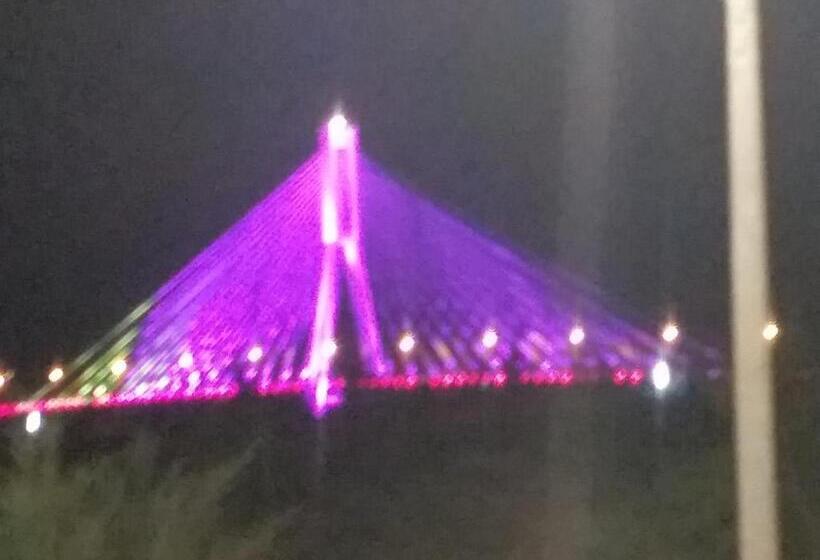 اتاق خانوادگی با چشم‌انداز دریا, Riverbank Motel