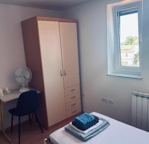 اتاق استاندارد با سرویس بهداشتی مشترک, Rooms Busija