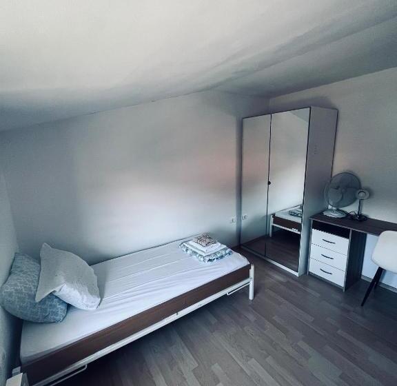 اتاق استاندارد با سرویس بهداشتی مشترک, Rooms Busija