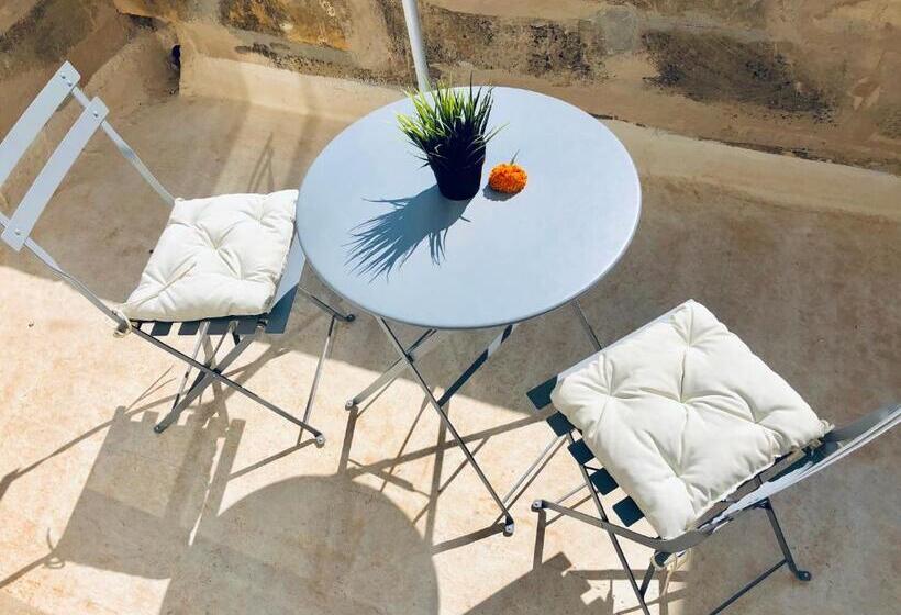 استودیو استاندارد با تراس, Stylish Accommodation In Sliema Exiles
