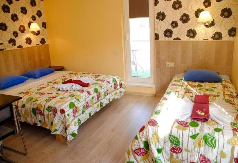 اتاق خانوادگی, Tennise Külalistemaja