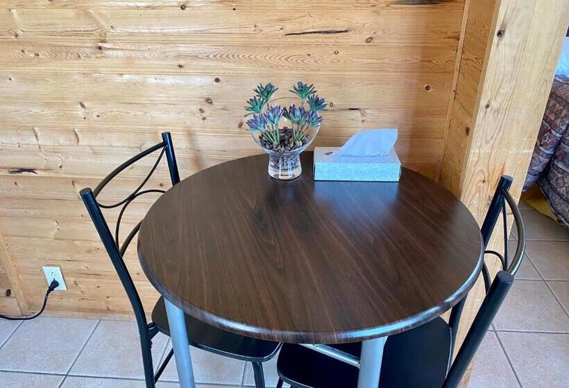 شاليه غرفة نوم واحدة, The Waterfront Motel