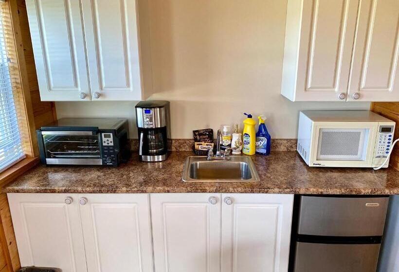 شاليه غرفة نوم واحدة, The Waterfront Motel