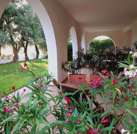 اتاق لوکس سه تخته, Villa Sangineto Resort