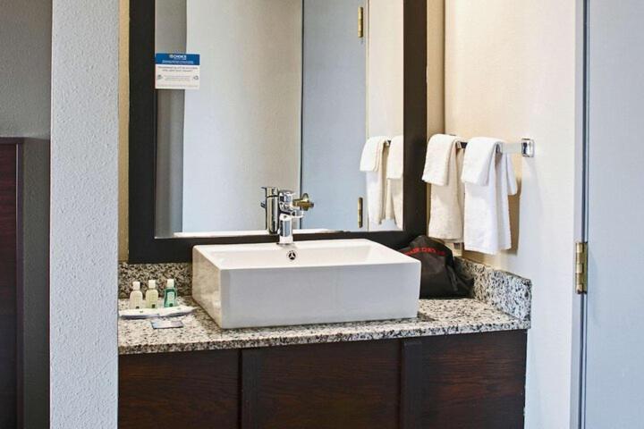 Номер Deluxe Кровать Кинг, Bentonville Ozark Oasis