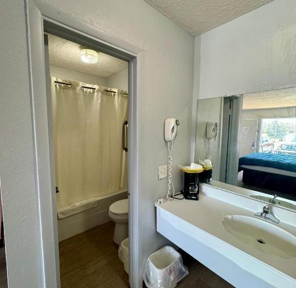 带大床的标准间, Rodeway Inn Church Hill   Tri Cities Area