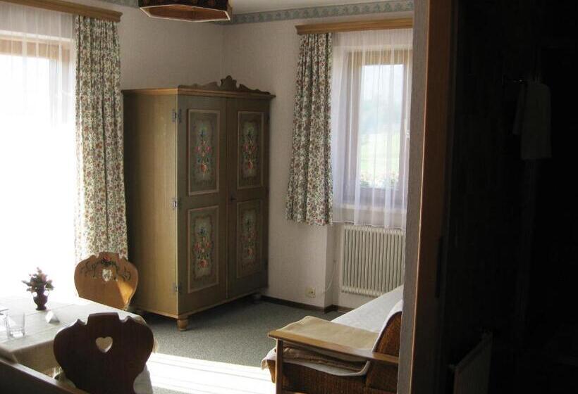 غرفة قياسية مزوَّدة بشُرفة, Privatzimmer Eva Leitgeb