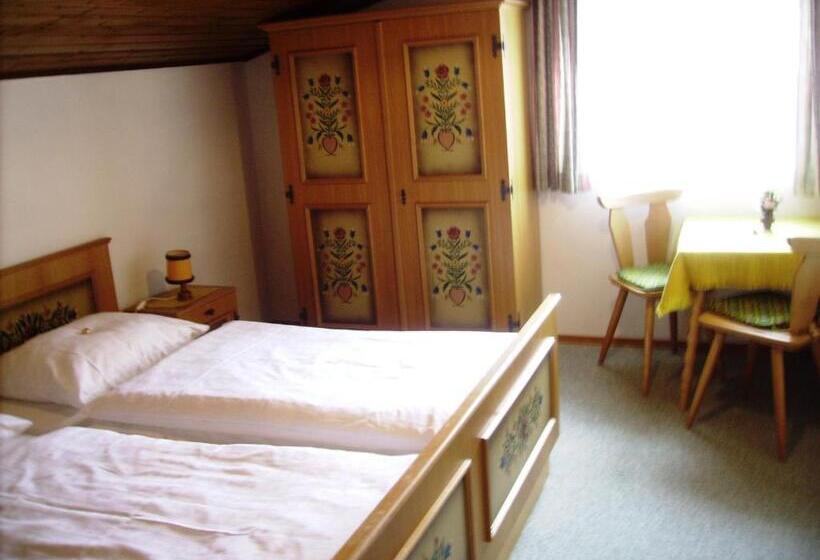 غرفة دور أخير, Privatzimmer Eva Leitgeb