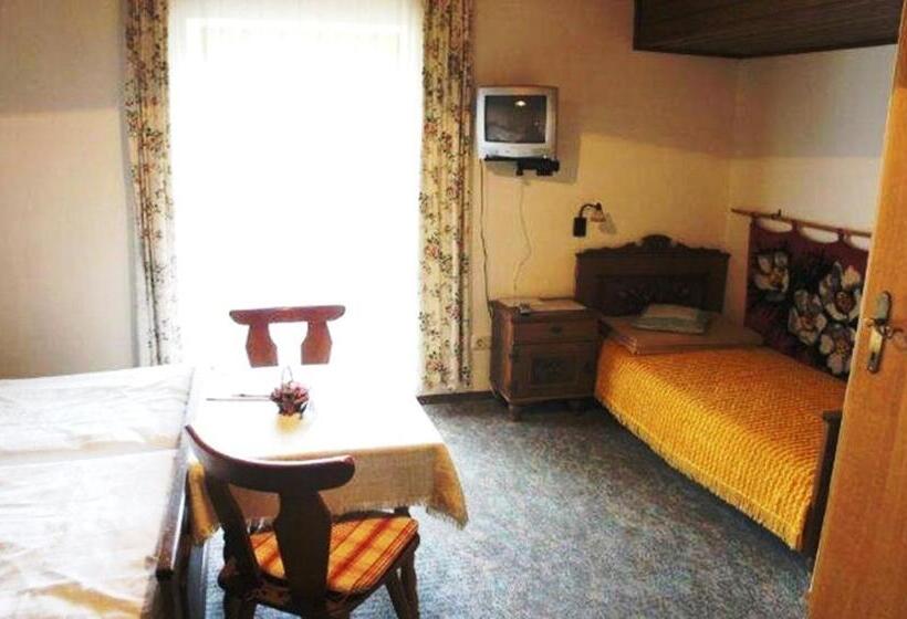 غرفة قياسية ثلاثية مزودة بشرفة, Privatzimmer Eva Leitgeb