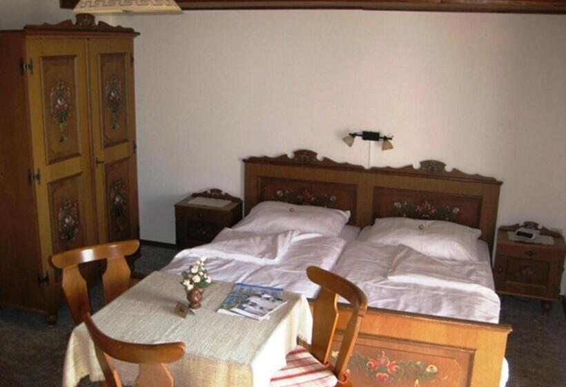 غرفة قياسية ثلاثية مزودة بشرفة, Privatzimmer Eva Leitgeb