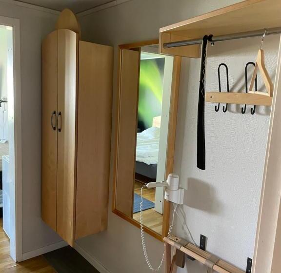 חדר סטנדרט לארבעה, L Smedjan