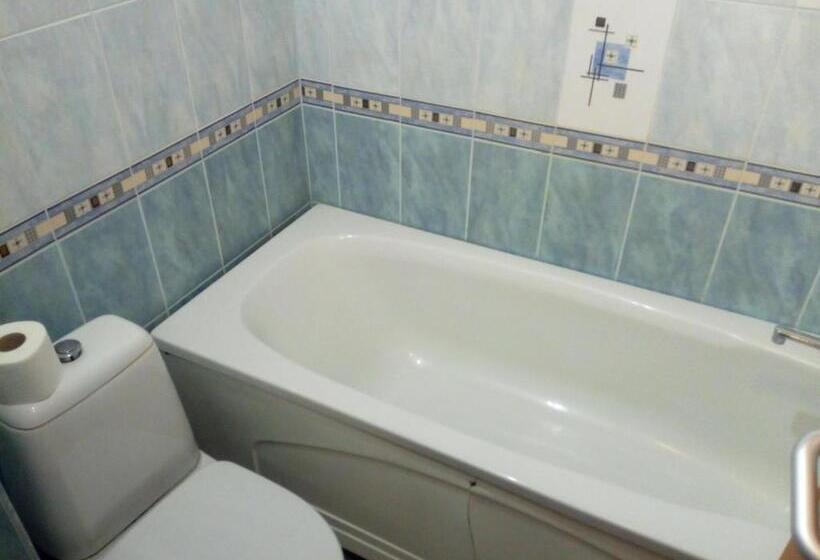 חדר פנטהאוז, Rony