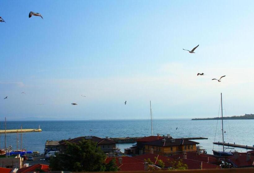 חדר פנטהאוז, Rony