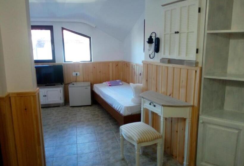 חדר סטנדרט לשלושה עם מרפסת, Rony