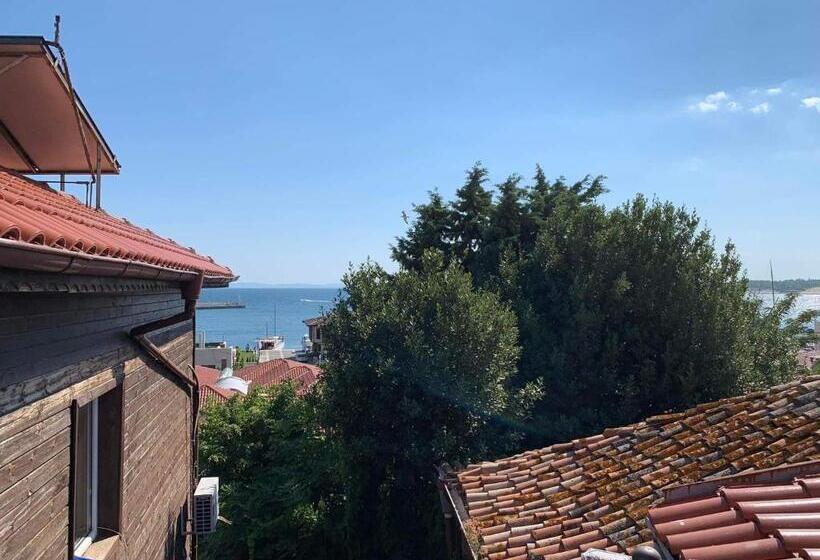 חדר סטנדרט לשלושה עם מרפסת, Rony