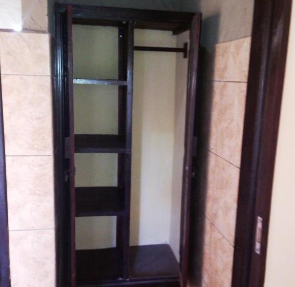 סוויטה משפחתית, The Sari Bungalows