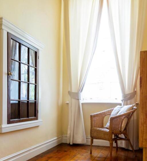 غرفة عائلية, Nanna Rous  Town House