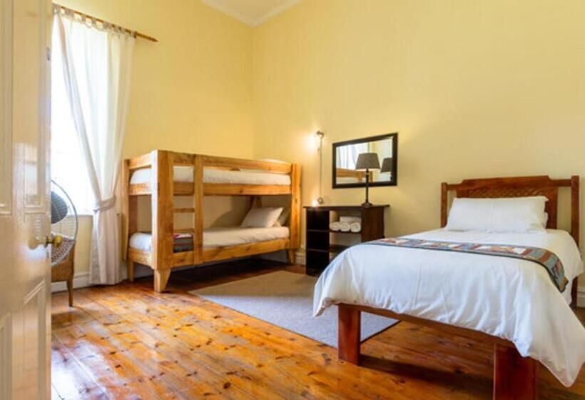 غرفة عائلية, Nanna Rous  Town House