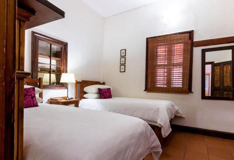 غرفة عائلية, Nanna Rous  Town House