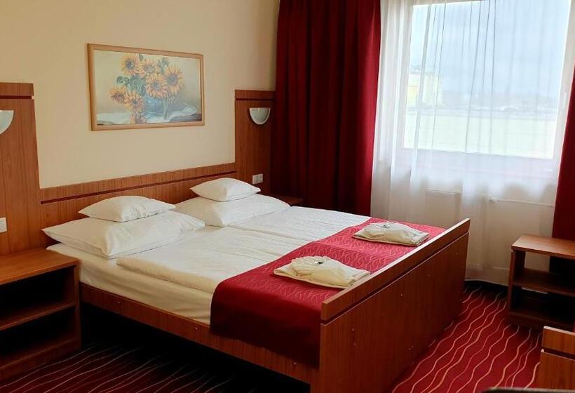 غرفة قياسية ثلاثية, Diana Club