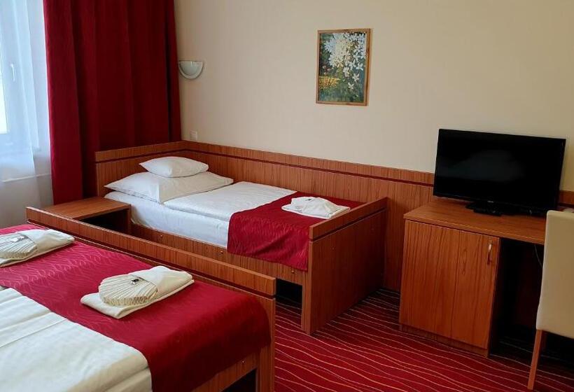 غرفة قياسية ثلاثية, Diana Club