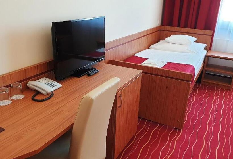 غرفة قياسية ثلاثية, Diana Club