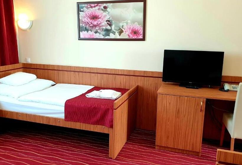 غرفة قياسية ثلاثية, Diana Club