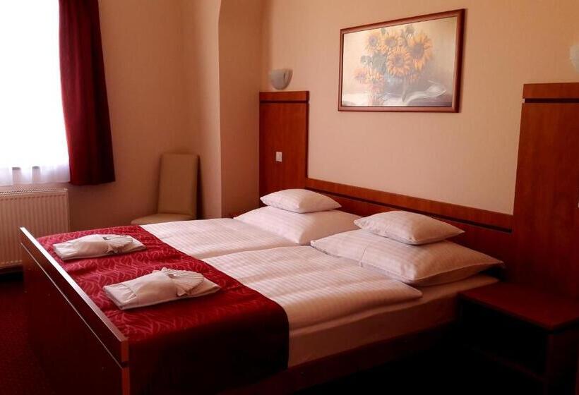 شقة غرفة واحدة, Diana Club