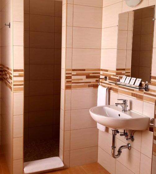 شقة غرفة واحدة, Diana Club